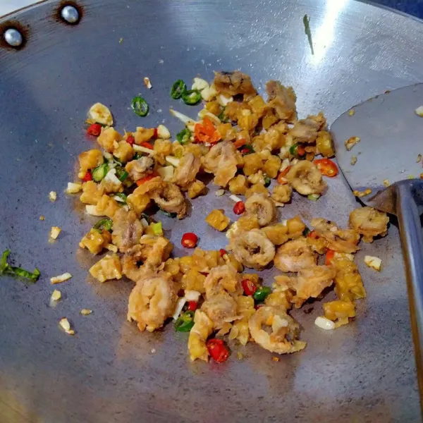 Kemudian masukkan cumi goreng tepung. Aduk rata. Tes rasa. Kemudian angkat.