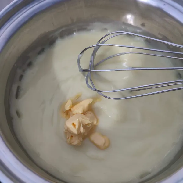 Masukkan margarin, aduk cepat hingga leleh dan merata.
