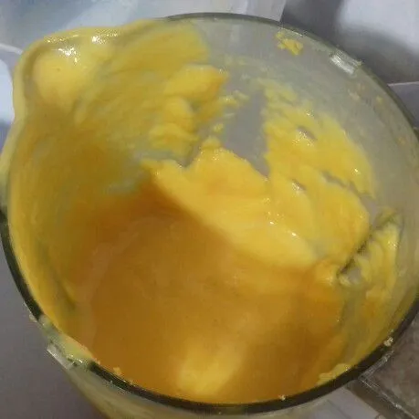 Haluskan labu kuning dengan gula dan sebagian susu cair