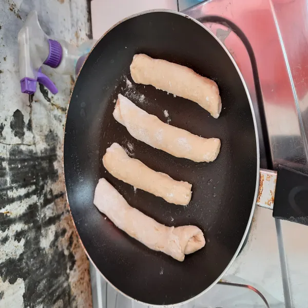 Oles tipis teflon dengan minyak goreng, letakkan bahan di atas teflon, lalu tutup dan diamkan 15 menit.