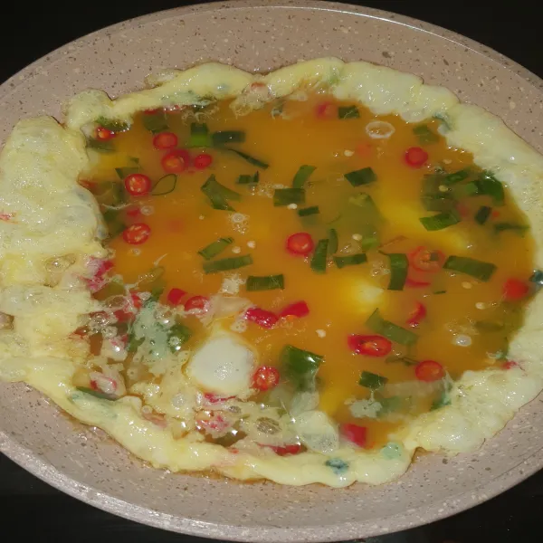 Panaskan minyak, tuang adonan telur yang sudah dikocok ke dalam pan.