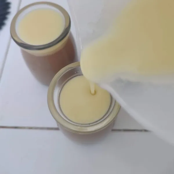 Tuang di atas puding kopi perlahan, biarkan dingin. Sajikan (lebih enak ketika sudah masuk lemari es).