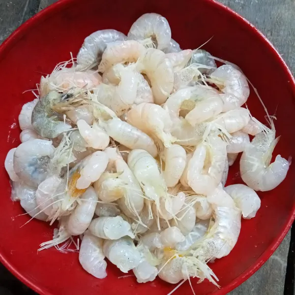 Siangi udang dan cuci bersih.