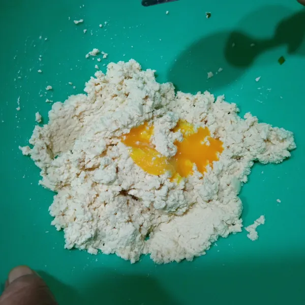 Tambahkan telur dan bawang putih halus, aduk rata.