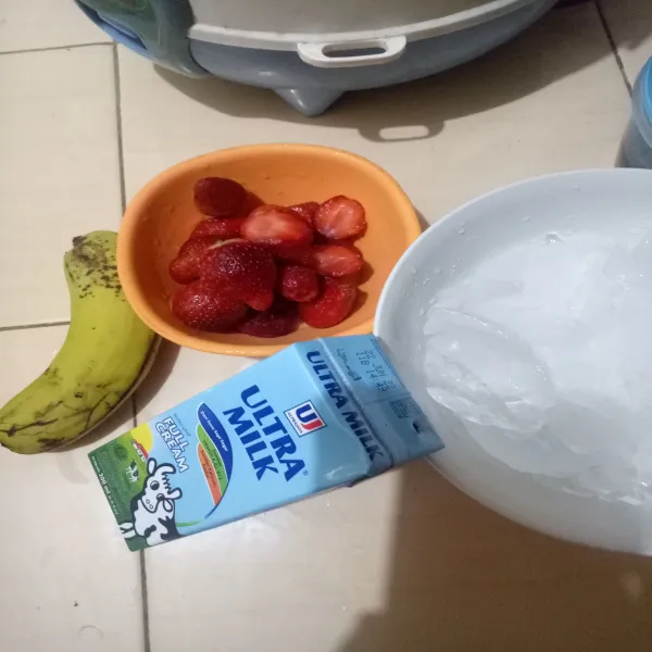 Siapkan bahan, lalu cuci bersih strawberry.