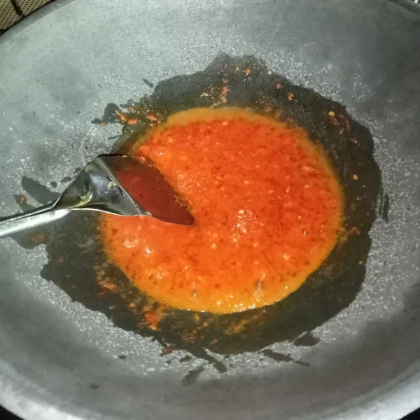 Haluskan bumbu dan tumis bumbu hingga matang.