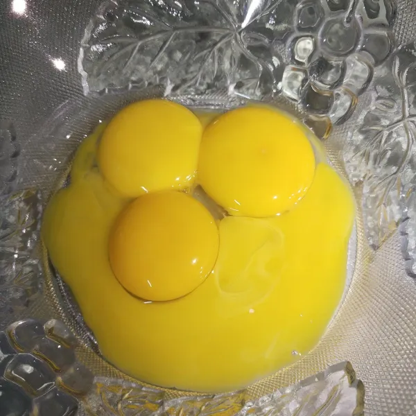 Langkah yang pertama pecahkan telur, kemudian pisahkan antara kuning telur dan putih telur.