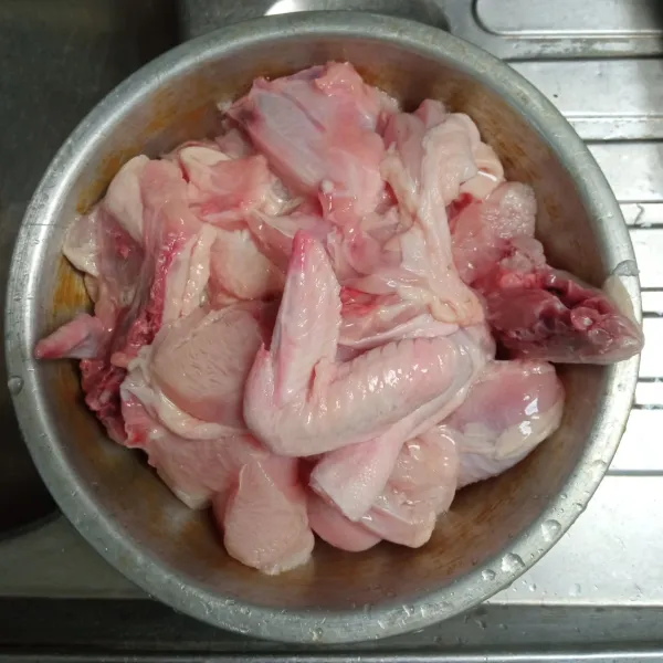 Cuci bersih daging ayam, kemudian lumuri dengan air jeruk nipis sekitar 10 menit. Lalu bilas kembali. Goreng sebentar hingga berubah warna, lalu angkat dan tiriskan.