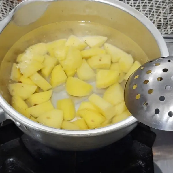 Rebus kentang hingga empuk, lalu selagi hangat haluskan.