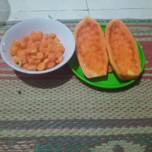Kupas pepaya lalu buang bijinya kemudian keluarkan isinya pakai sendok