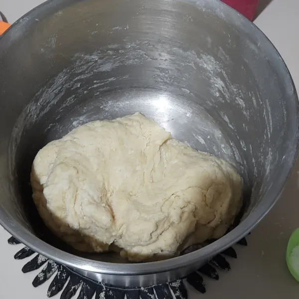 Kemudian tuang bahan B sambil di uleni sampai 1/2 kalis.