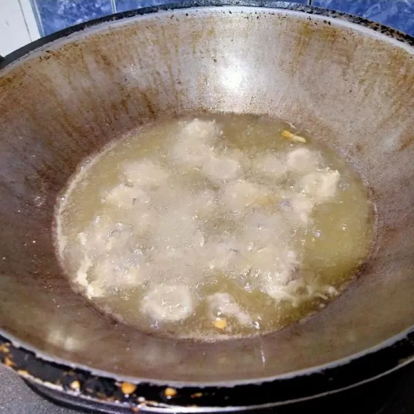 Goreng hingga matang. Angkat, tiriskan.