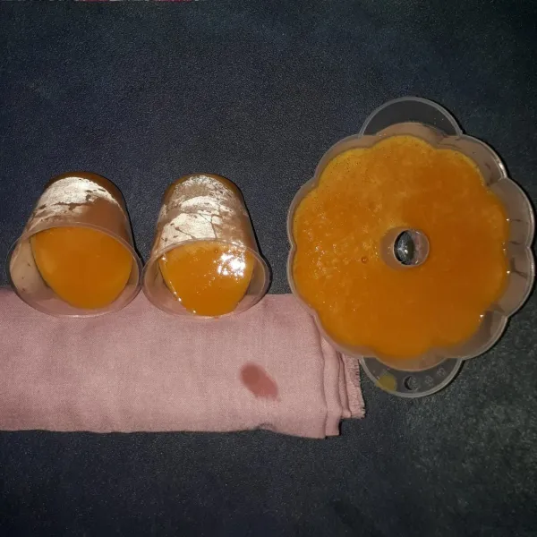 Tuang puding mangga ke dalam cetakan. Tunggu sampai dingin dan set.