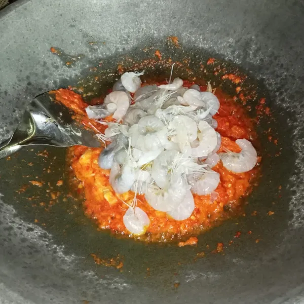 Masukkan udang dan aduk-aduk hingga udang berubah warna.