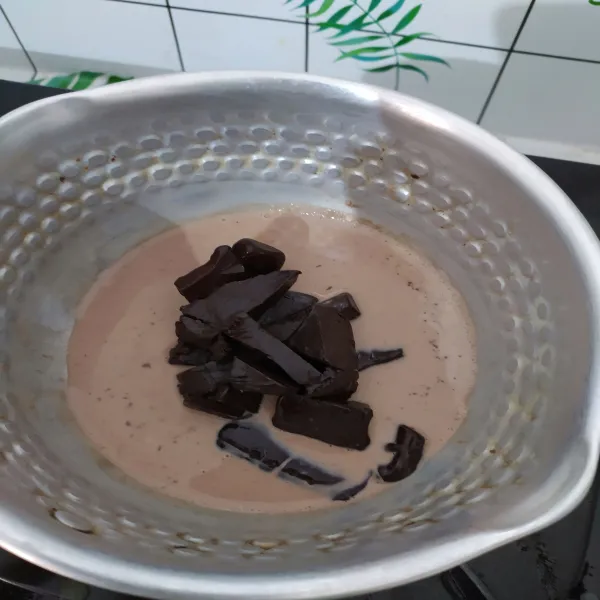 Ganache: panaskan susu tidak usah terlalu mendidih, jika sudah hangat, masukkan coklat batangan dark (DCC). Aduk-aduk merata hingga larut, kemudian tambahkan butter, aduk kembali dan sisihkan.