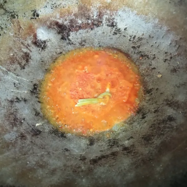 Tumis bumbu halus dan serai hingga bumbu matang.