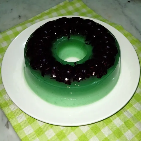 Dinginkan dalam suhu ruang atau masukkan ke dalam kulkas setelah uap panas hilang. Masukkan ke dalam kulkas sampai dingin. Nanti di saat akan disajikan tinggal dikeluarkan dari kulkas dan dipotong-potong. Sajikan untuk keluarga tersayang