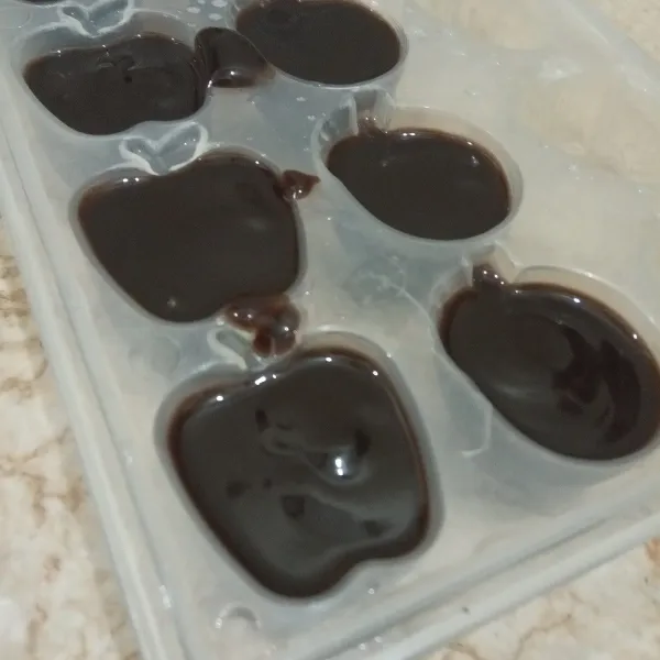 Tuang adonan vla coklat di cetakan es batu. Bekukan.