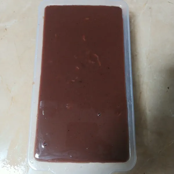 Tutup lagi dengan puding sampai tinggi setengah loyang dan beri puding cincau lagi, terakhir tutup dengan puding mochachino sampai loyang penuh dan biarkan dingin suhu ruang lalu masukan kulkas selama 3 jam