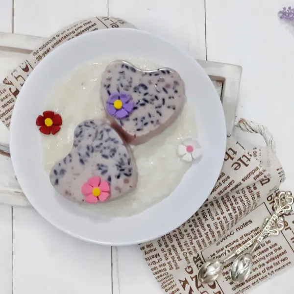 Sajikan pudingnya bersama saus vla vanillanya.