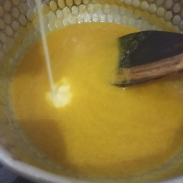 Ambil sedikit adonan puding dan campur ke dalam kuning telur dan tepung maizena hingga larut. Tuang ke dalam adonan puding. Kemudian masak hingga matang dan meletup-letup.