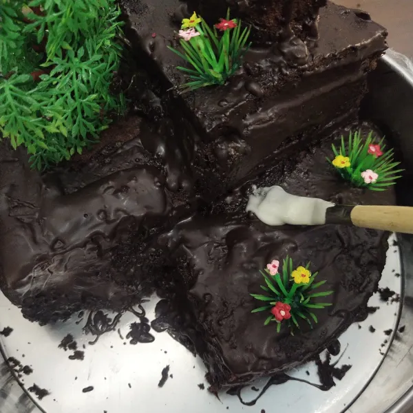 Kemudian bentuk kue seperti pulau kemudian olesi dengan lelehan coklat hitam dan coklat putih sebagai dasar laut