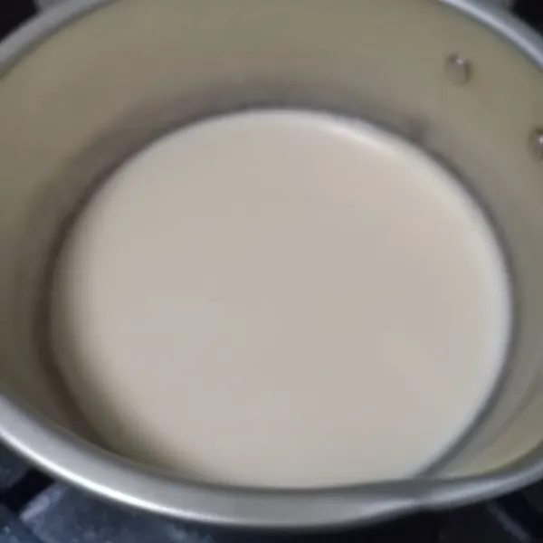 Masak susu uht, agar-agar, gula pasir sampai mendidih, sisihkan