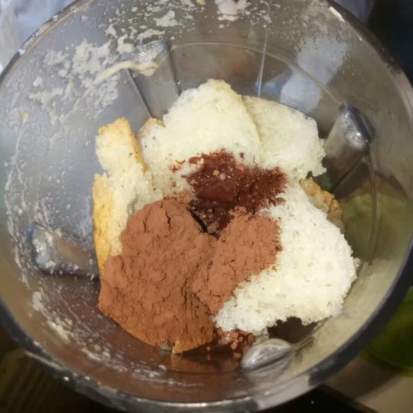Blender bahan coklat : roti tawar, coklat bubuk, krim kental manis coklat dan air. Blender sampai lembut