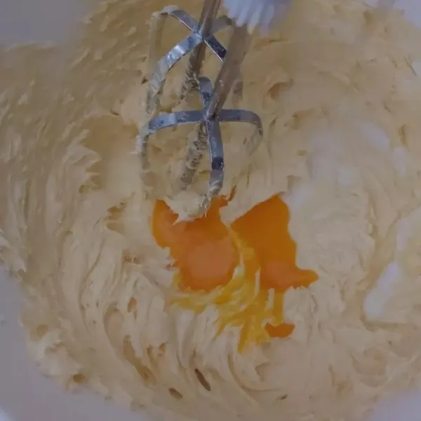 Masukan mentega, margarin, dan gula halus dalam satu wadah. Kemudian mixer hingga pucat, lalu tambahkan telur dan mixer lagi sampai tercampur rata, lalu matikan.