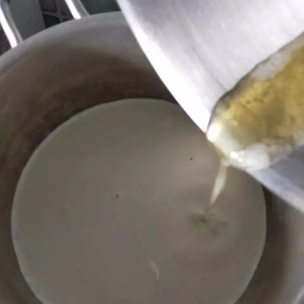 Siapkan panci, campur susu, whipping cream, gula pasir, sari jeruk dan gelatin. Aduk rata.