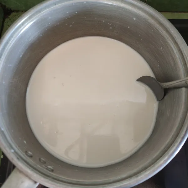 Masukkan susu cair UHT full cream, gula pasir, vanili bubuk dan agar-agar plain ke dalam panci lalu diaduk-aduk hingga matang (terkecuali bubuk oreo)