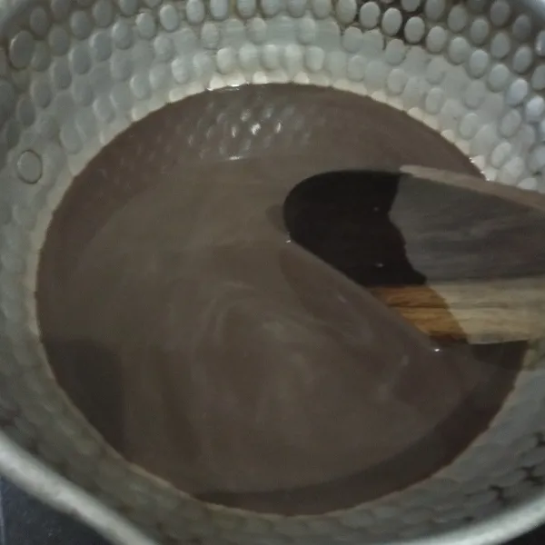 Campur semua bahan vla kecuali kuning telur dan maizena.