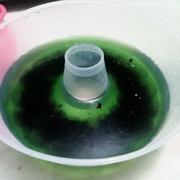 Isi sampai setengah wadah dengan puding hijau. Diamkan dinginkan di suhu ruang, sisihkan sisa puding hijau ada setengah lagi diamkan di panci. Tunggu sampai mengeras puding ketan hitamnya