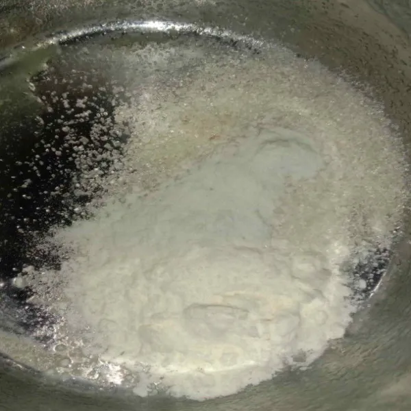 Dalam panci, ambil 1 sdt agar-agar, 30 gram gula pasir, susu bubuk dan 200ml air.