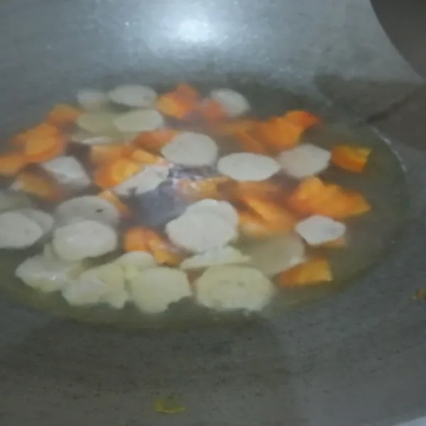 Rebus sebentar wortel dan bakso, lalu sisihkan.