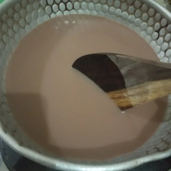 Sekarang memasak puding coklatnya. Campur susu, agar-agar, gula pasir dan garam.