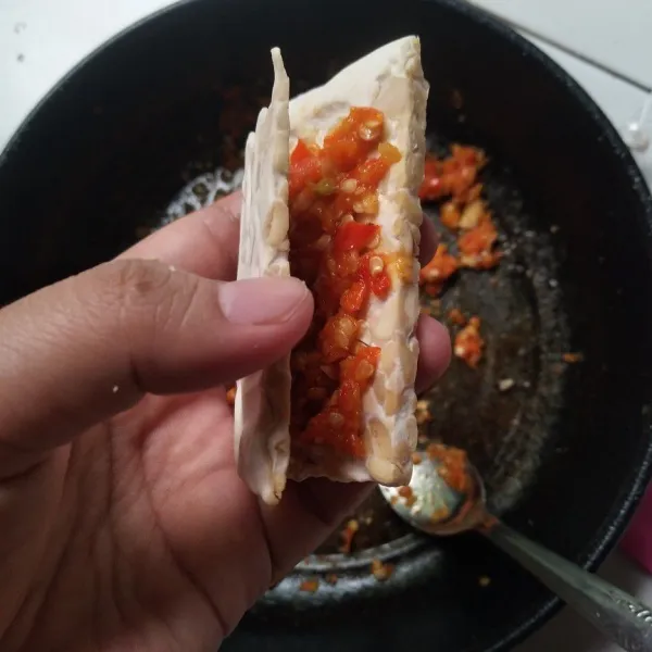 Masukkan sambal ke dalam tempe, lakukan hingga selesai.