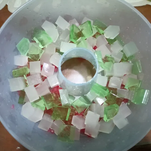 Penyelesaian: Siapkan cetakan puding. Masukkan potongan jelly hijau, jelly kelapa dan sagu mutiara.