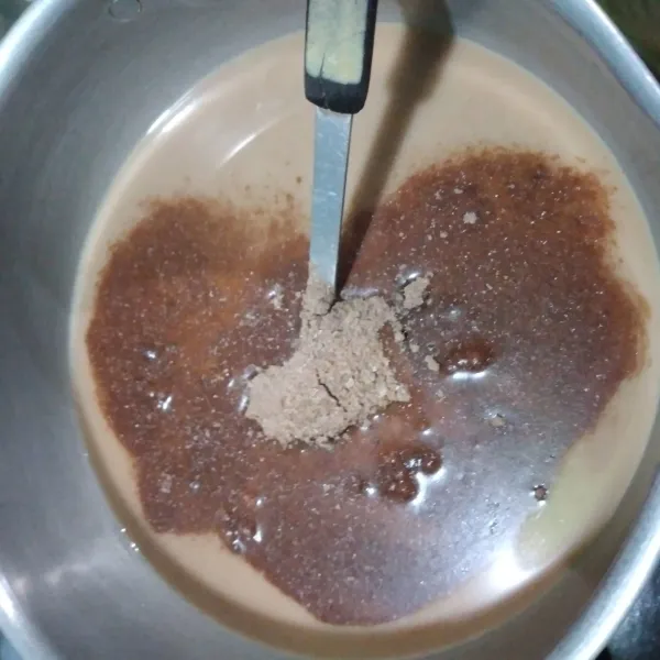 Masukkan ke dalam tuang susu UHT kedalam panci kemudian masukkan campuran agar agar, aduk rata hingga tidak ada yang bergerindil. Nyalakan api dan masak hingga mendidih.