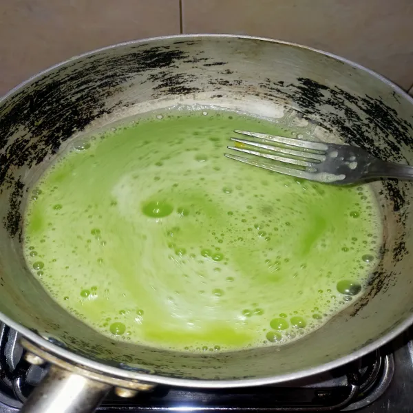 Campurkan hasil blenderan daun suji dan santan dengan agar-agar, telur, gula putih, dan sedikit garam.