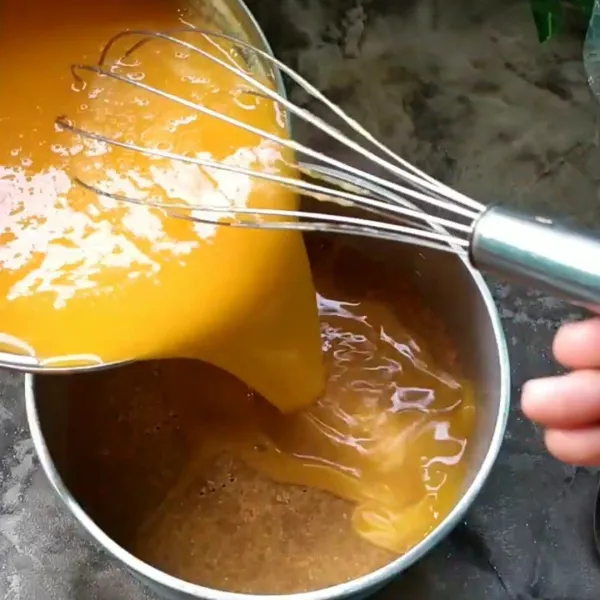 Tuang pudding ke atas lapisan biskuit