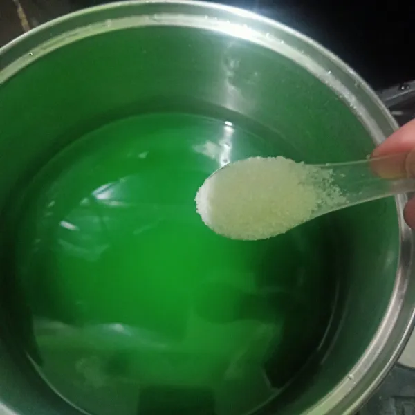 Masukkan gula pasir secukupnya. Cek rasa jika kurang manis bisa tambahkan gula lagi. Didihkan, setelah mendidih langsung matikan kompor