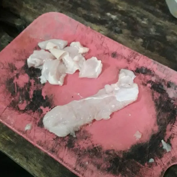 Cuci bersih daging ayam. Pisahkan daging dari tulangnya. Marinasi daging dengan merica.