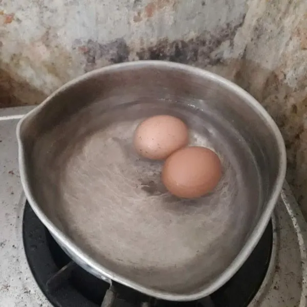 Rebus telur sampai matang. Kupas, kemudian goreng dalam minyak panas sampai kecokelatan.