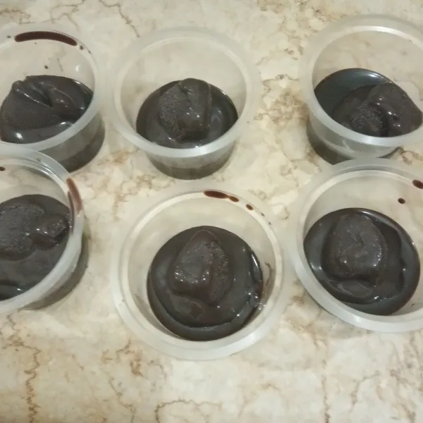 Setelah adonan puding mulai agak memadat, letakkan vla di atasnya yang telah dibekukan tadi.