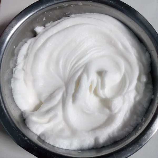 Mixer putih telur dengan kecepatan rendah (me. 3) sampai soft peak.