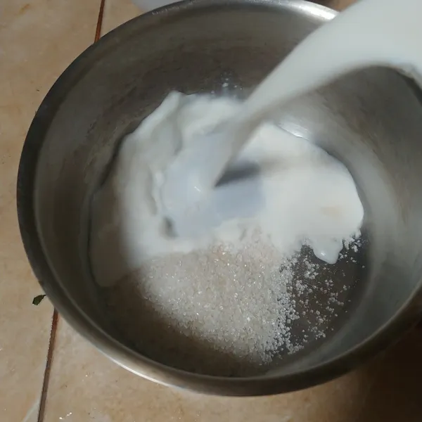 Sambil menunggu buat puding susu di wadah lain, tuang semua bahan kecuali vanilla