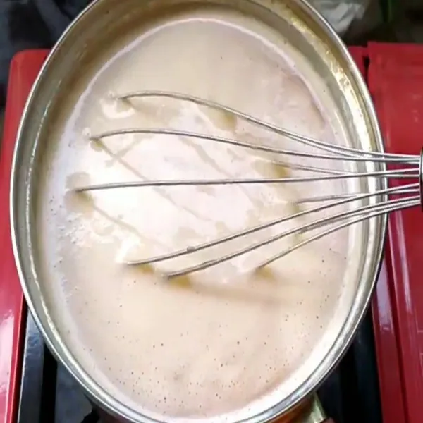 Membuat lapisan puddingnya. Campur jelly mangga, masak hingga mendidih