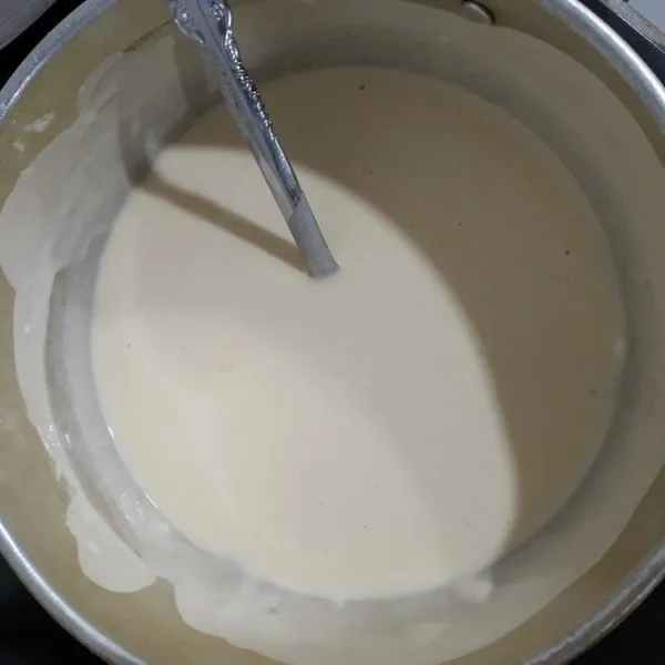 Larutkan tepung bakwan dengan secukupnya air, aduk rata sampai menjadi adonan.