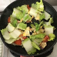 Pecahkan telur lalu orak arik telur, masukkan batang sawi lalu beri bumbu dan air.